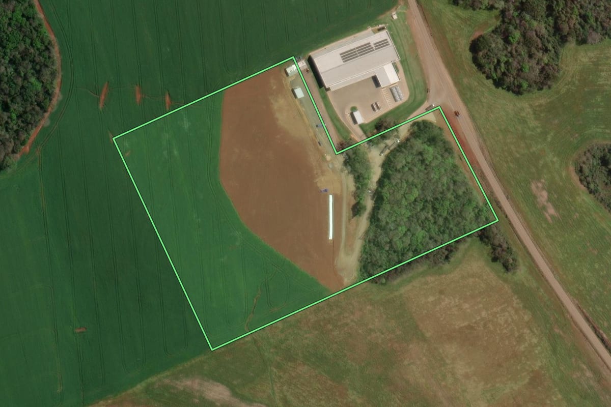 Imagem de satélite do imóvel rural em Sananduva (RS), com o contorno declarado no CAR desenhado por cima.