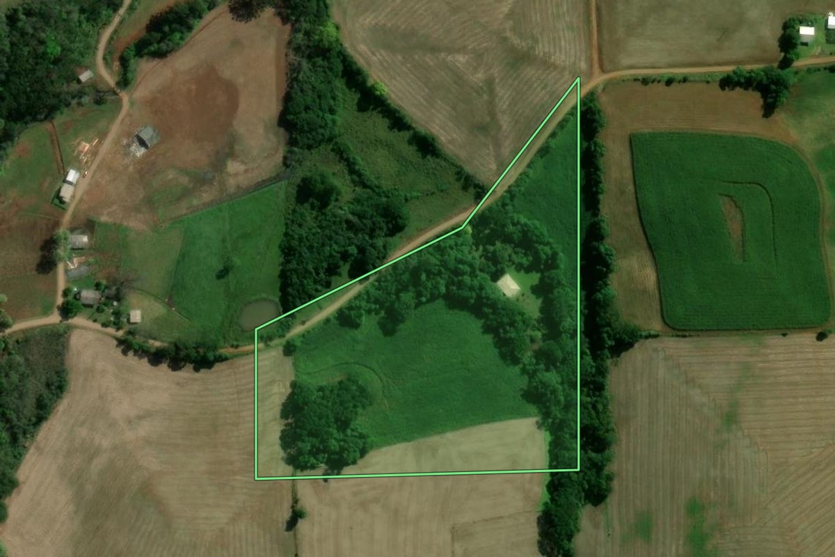 Imagem de satélite do imóvel rural em Sananduva (RS), com o contorno declarado no CAR desenhado por cima.