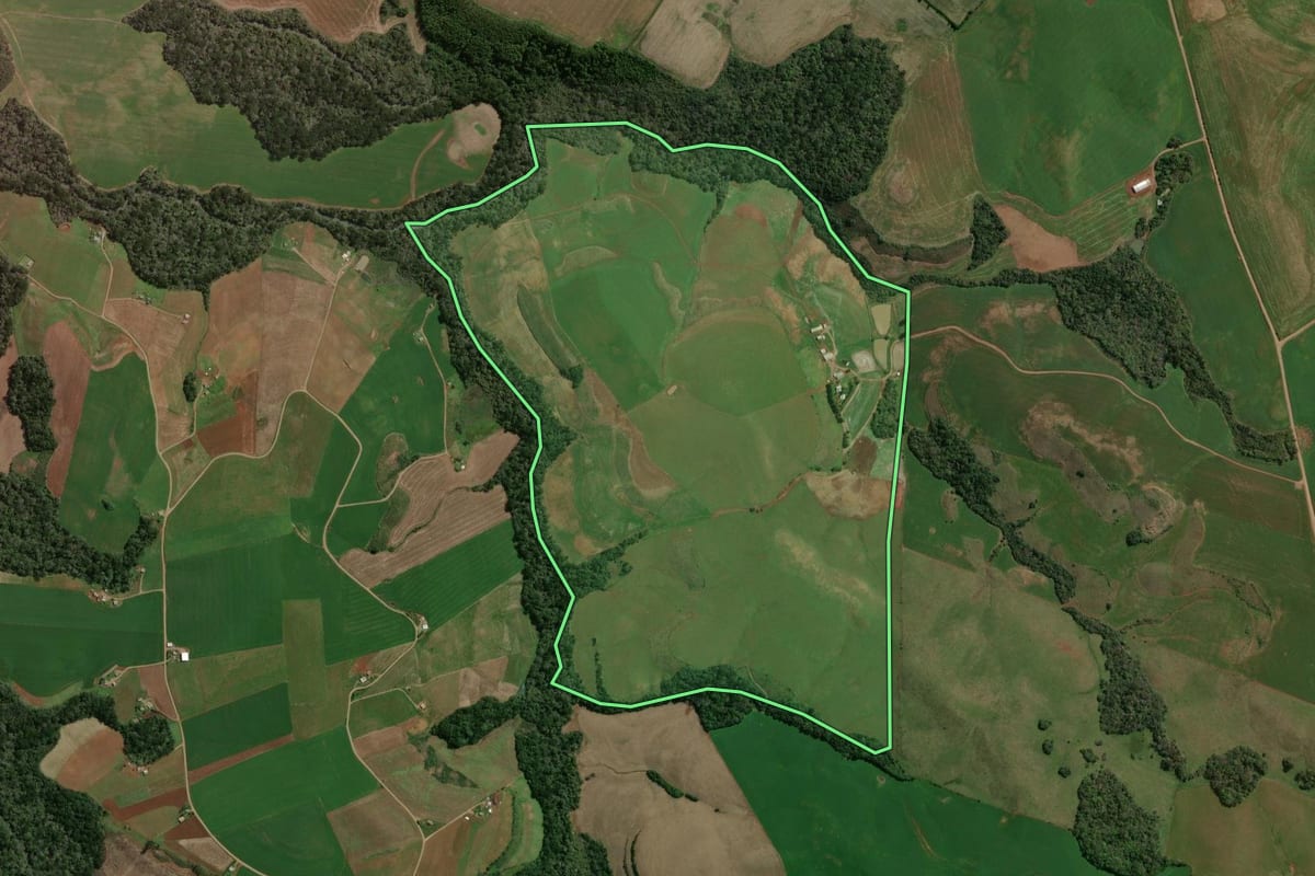Imagem de satélite do imóvel rural em Sananduva (RS), com o contorno declarado no CAR desenhado por cima.