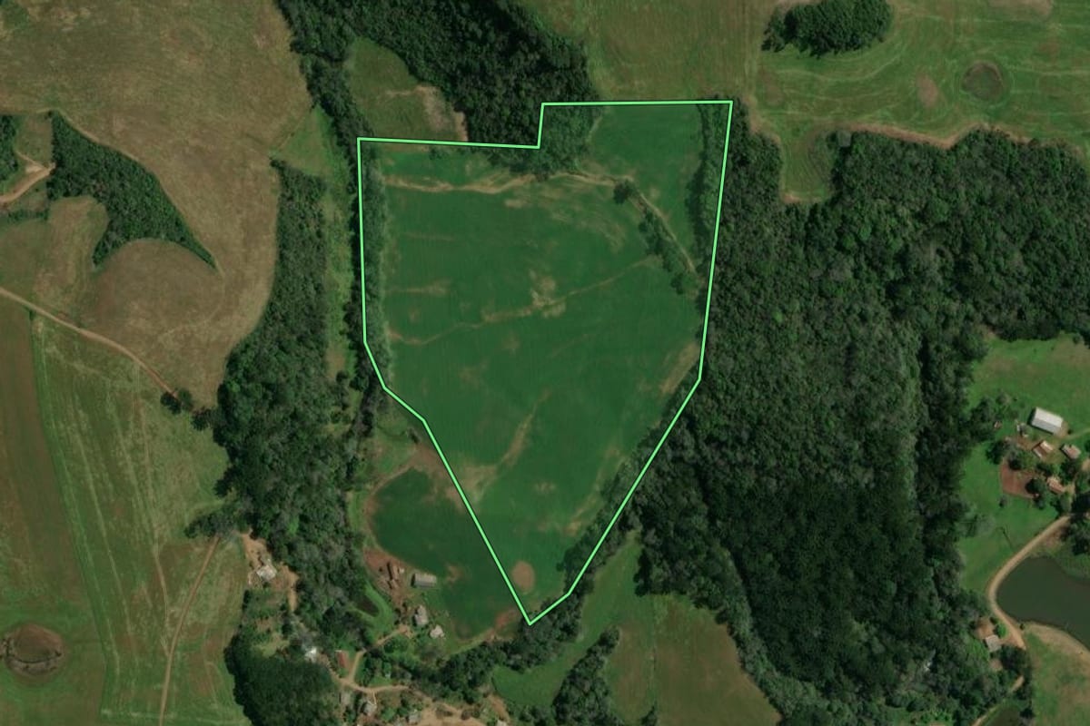Imagem de satélite do imóvel rural em Sananduva (RS), com o contorno declarado no CAR desenhado por cima.