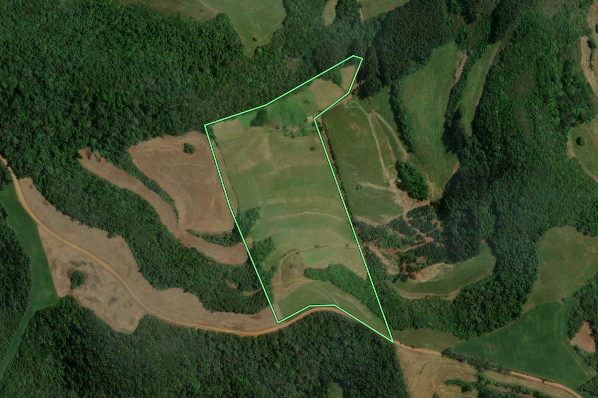 Imagem de satélite do imóvel rural em Sananduva (RS), com o contorno declarado no CAR desenhado por cima.