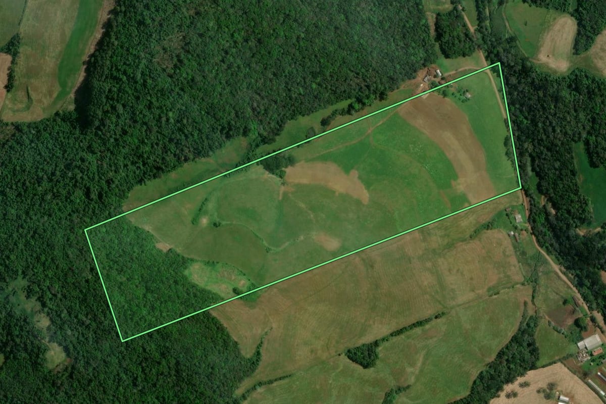 Imagem de satélite do imóvel rural em Sananduva (RS), com o contorno declarado no CAR desenhado por cima.