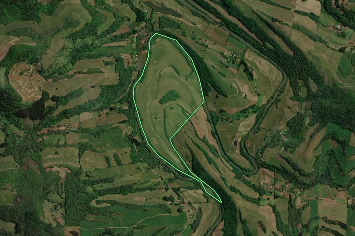 Imagem de satélite do imóvel rural em Sananduva (RS), com o contorno declarado no CAR desenhado por cima.