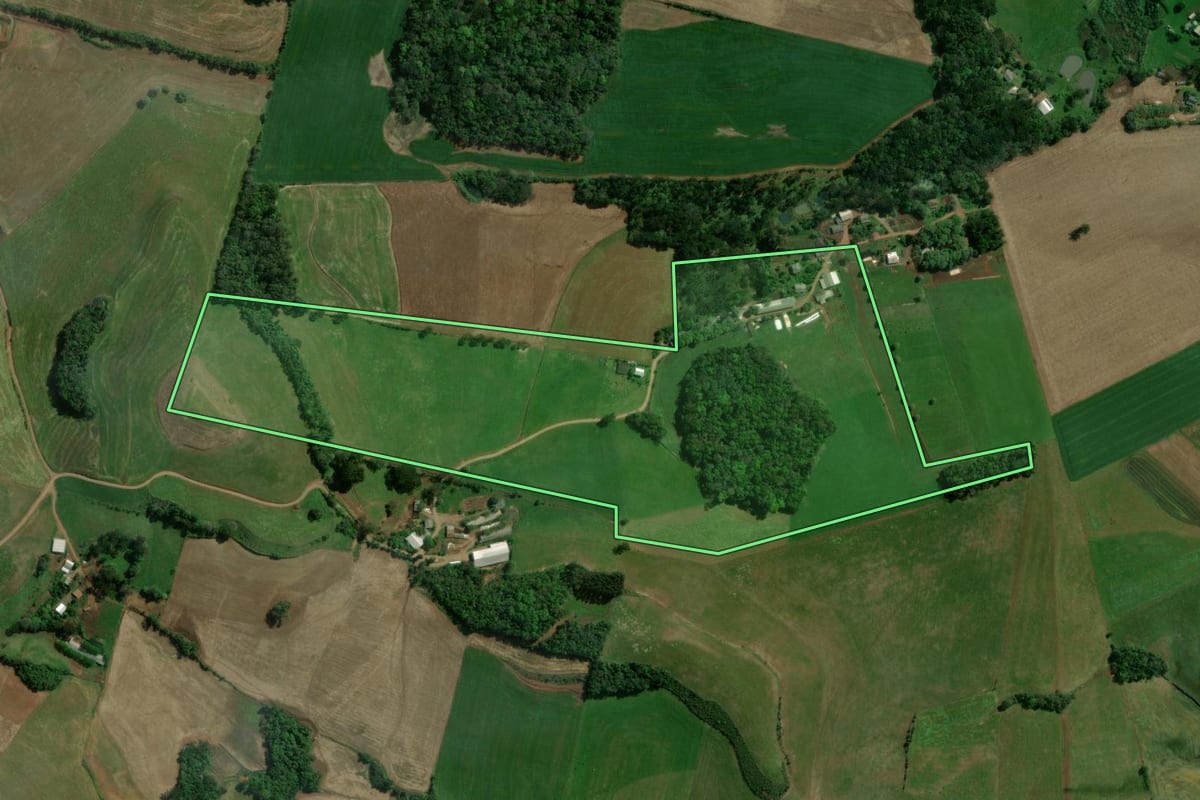 Imagem de satélite do imóvel rural em Sananduva (RS), com o contorno declarado no CAR desenhado por cima.