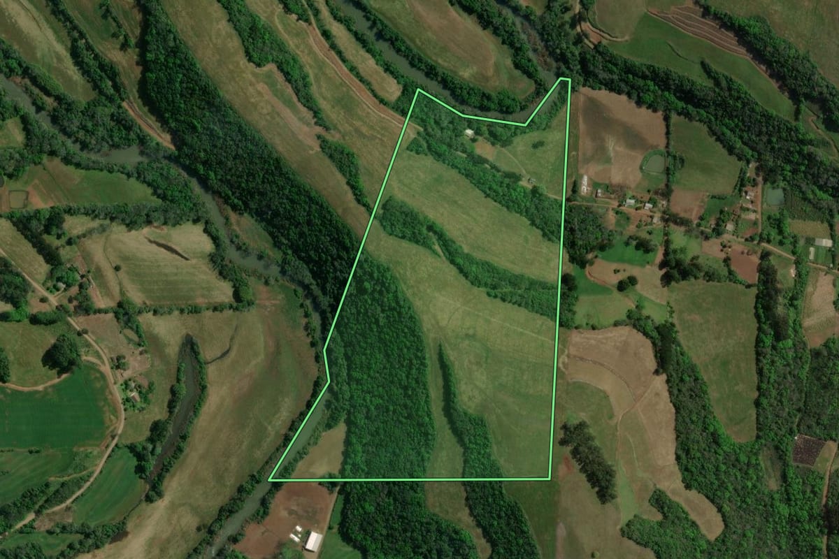 Imagem de satélite do imóvel rural em Sananduva (RS), com o contorno declarado no CAR desenhado por cima.