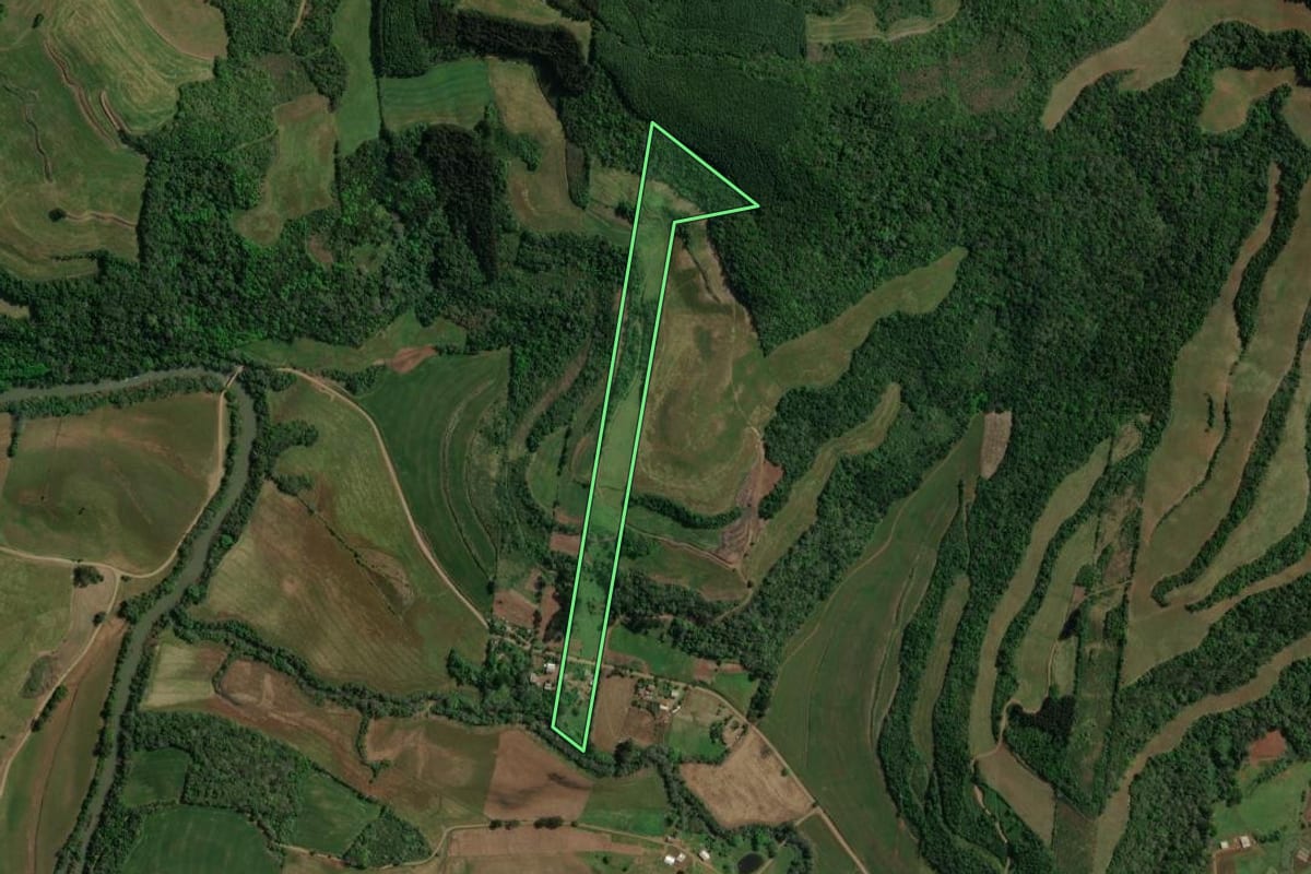 Imagem de satélite do imóvel rural em Sananduva (RS), com o contorno declarado no CAR desenhado por cima.