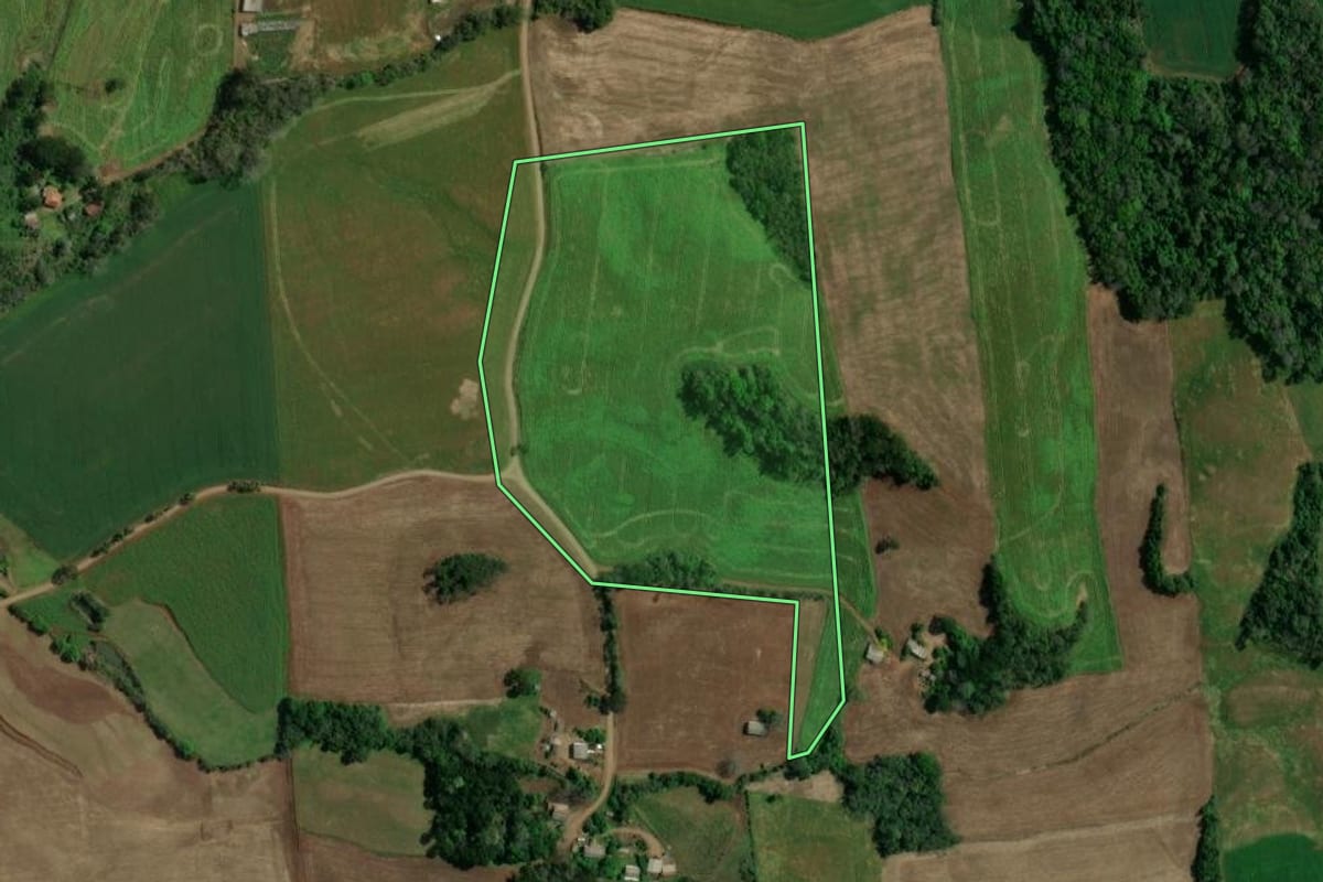 Imagem de satélite do imóvel rural em Sananduva (RS), com o contorno declarado no CAR desenhado por cima.