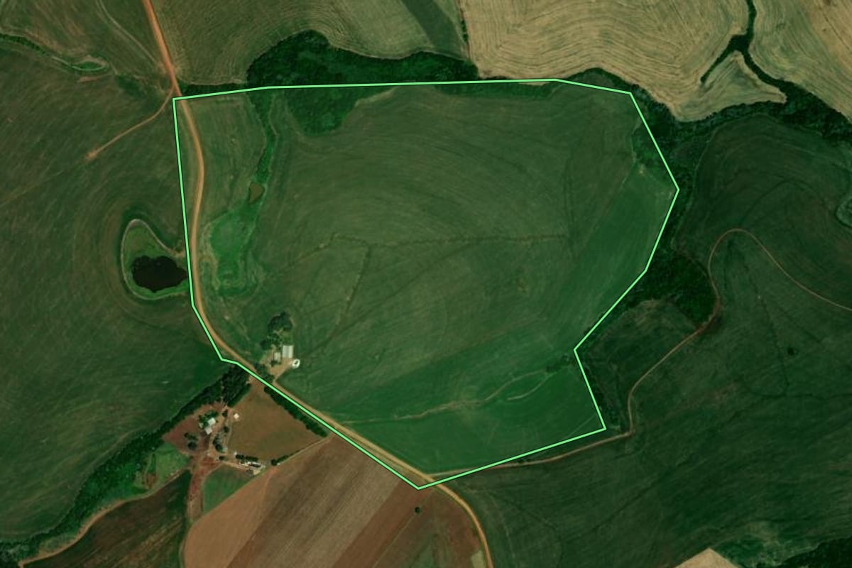 Imagem de satélite do imóvel rural em Santa Bárbara do Sul (RS), com o contorno declarado no CAR desenhado por cima.