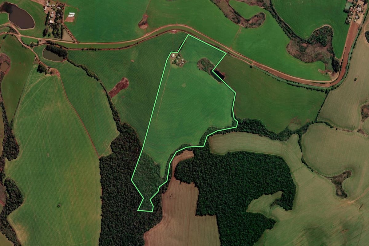 Imagem de satélite do imóvel rural em Santa Bárbara do Sul (RS), com o contorno declarado no CAR desenhado por cima.