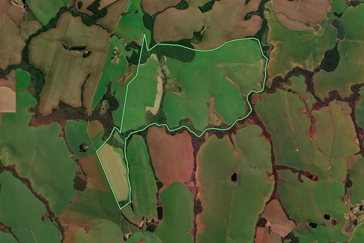 Imagem de satélite do imóvel rural em Santa Bárbara do Sul (RS), com o contorno declarado no CAR desenhado por cima.