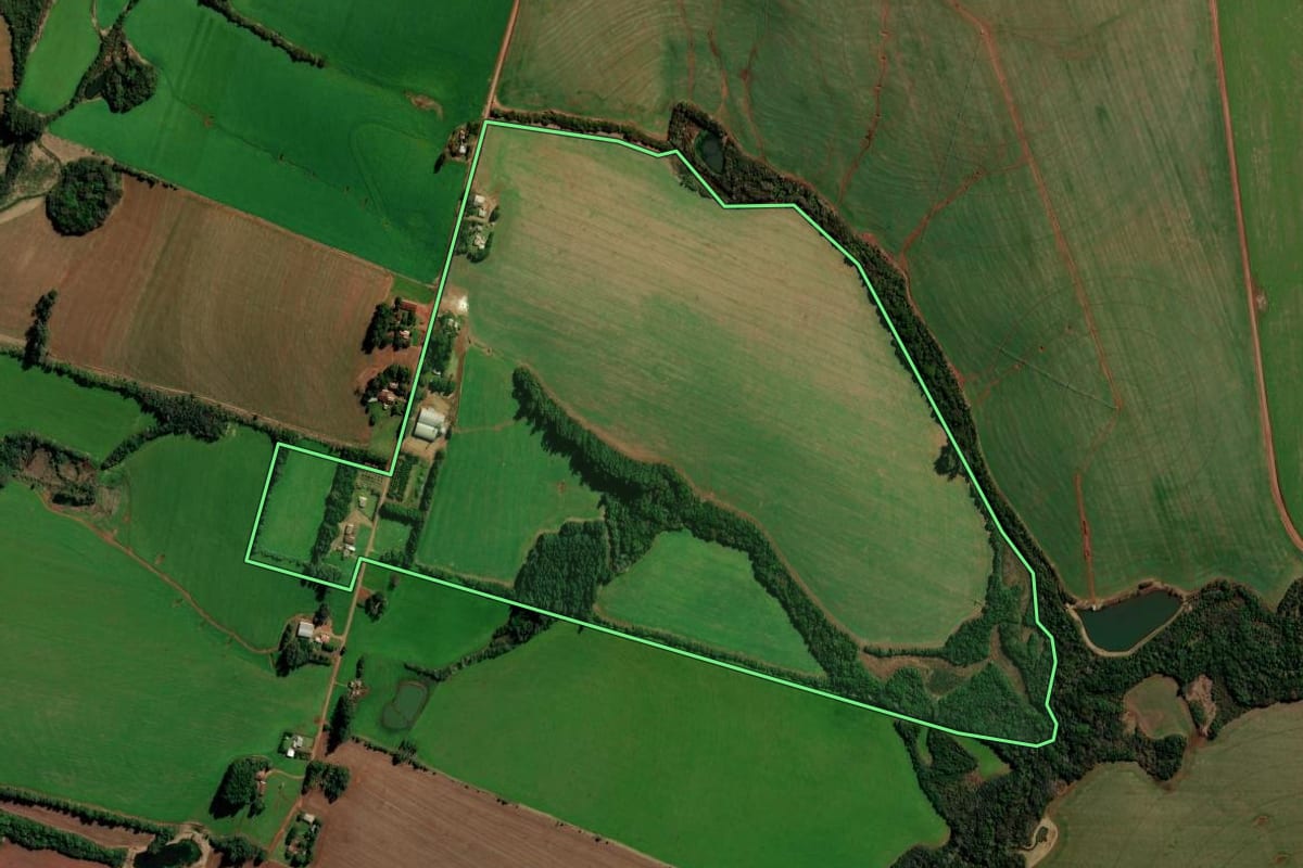 Imagem de satélite do imóvel rural em Santa Bárbara do Sul (RS), com o contorno declarado no CAR desenhado por cima.