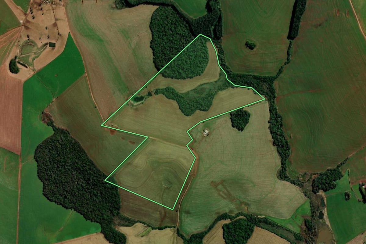 Imagem de satélite do imóvel rural em Santa Bárbara do Sul (RS), com o contorno declarado no CAR desenhado por cima.