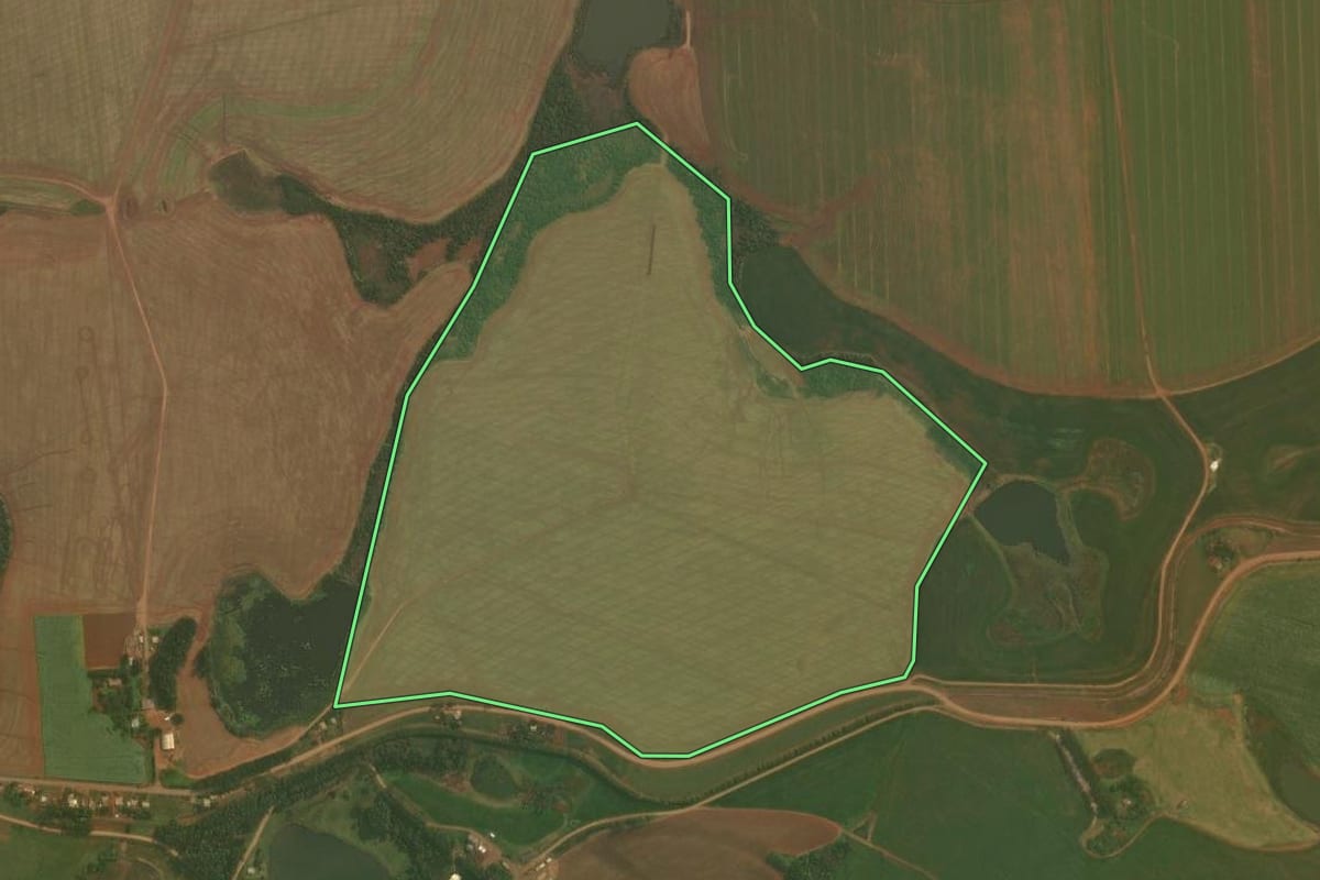 Imagem de satélite do imóvel rural em Santa Bárbara do Sul (RS), com o contorno declarado no CAR desenhado por cima.