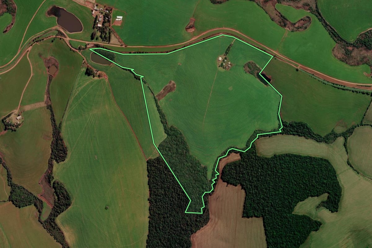 Imagem de satélite do imóvel rural em Santa Bárbara do Sul (RS), com o contorno declarado no CAR desenhado por cima.