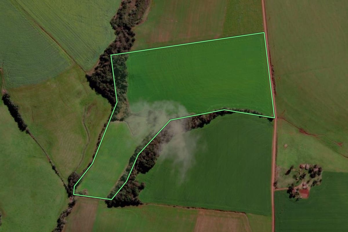Imagem de satélite do imóvel rural em Santa Bárbara do Sul (RS), com o contorno declarado no CAR desenhado por cima.