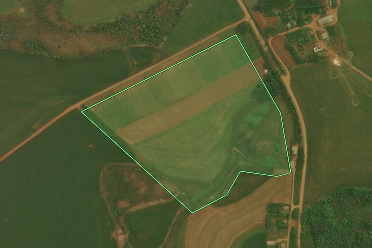 Imagem de satélite do imóvel rural em Santa Bárbara do Sul (RS), com o contorno declarado no CAR desenhado por cima.