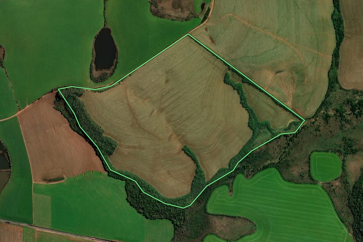 Imagem de satélite do imóvel rural em Santa Bárbara do Sul (RS), com o contorno declarado no CAR desenhado por cima.