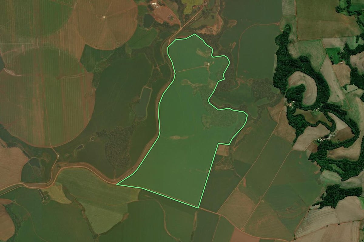 Imagem de satélite do imóvel rural em Santa Bárbara do Sul (RS), com o contorno declarado no CAR desenhado por cima.