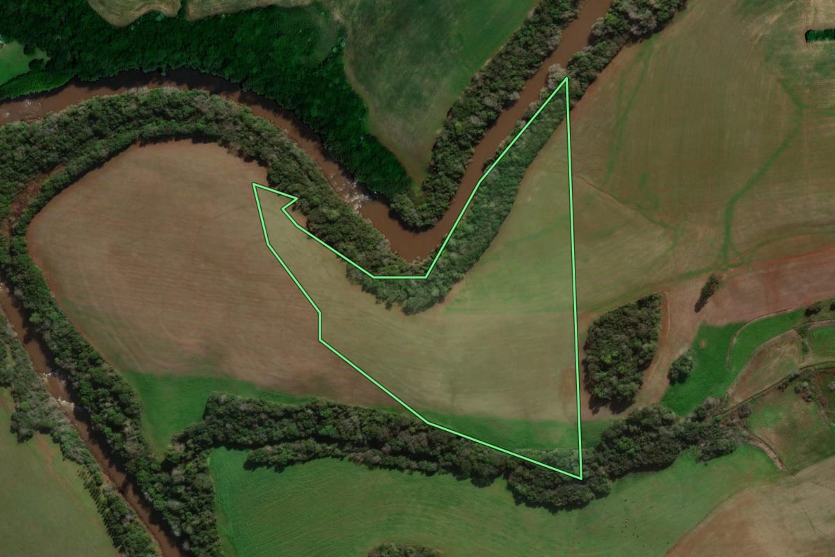 Imagem de satélite do imóvel rural em Santa Bárbara do Sul (RS), com o contorno declarado no CAR desenhado por cima.
