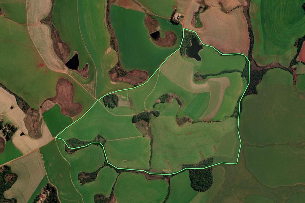 Imagem de satélite do imóvel rural em Santa Bárbara do Sul (RS), com o contorno declarado no CAR desenhado por cima.