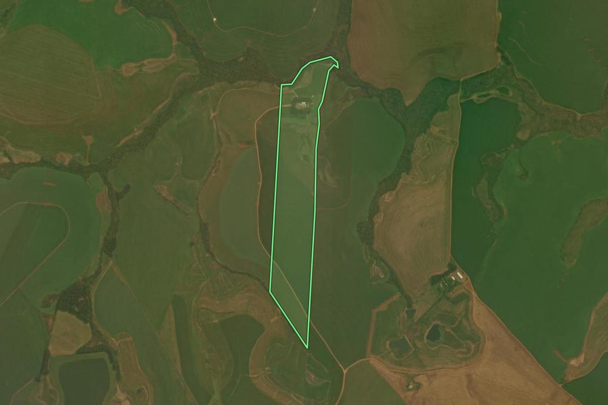 Imagem de satélite do imóvel rural em Santa Bárbara do Sul (RS), com o contorno declarado no CAR desenhado por cima.