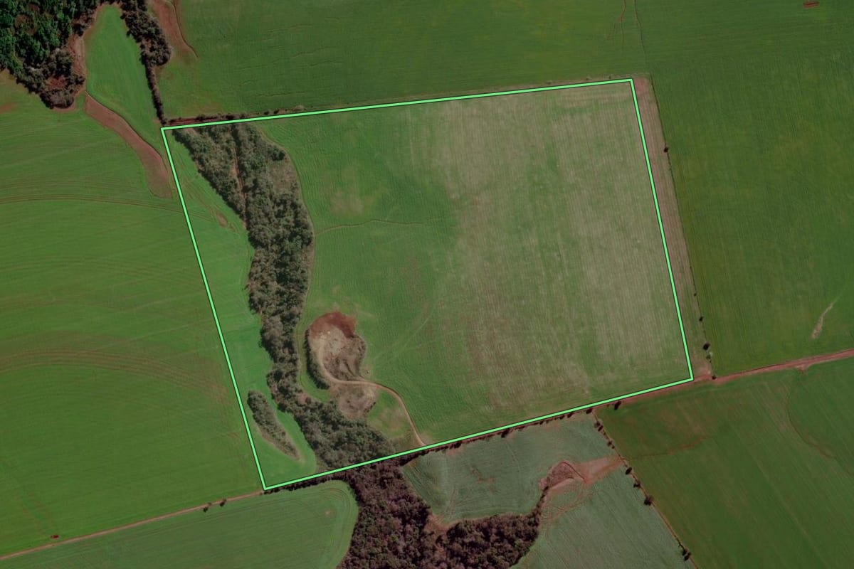 Imagem de satélite do imóvel rural em Santa Bárbara do Sul (RS), com o contorno declarado no CAR desenhado por cima.