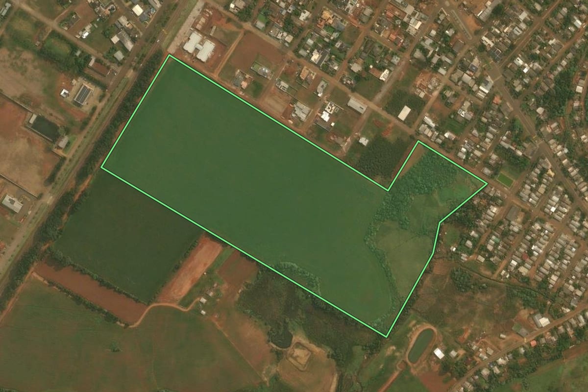 Imagem de satélite do imóvel rural em Santa Bárbara do Sul (RS), com o contorno declarado no CAR desenhado por cima.