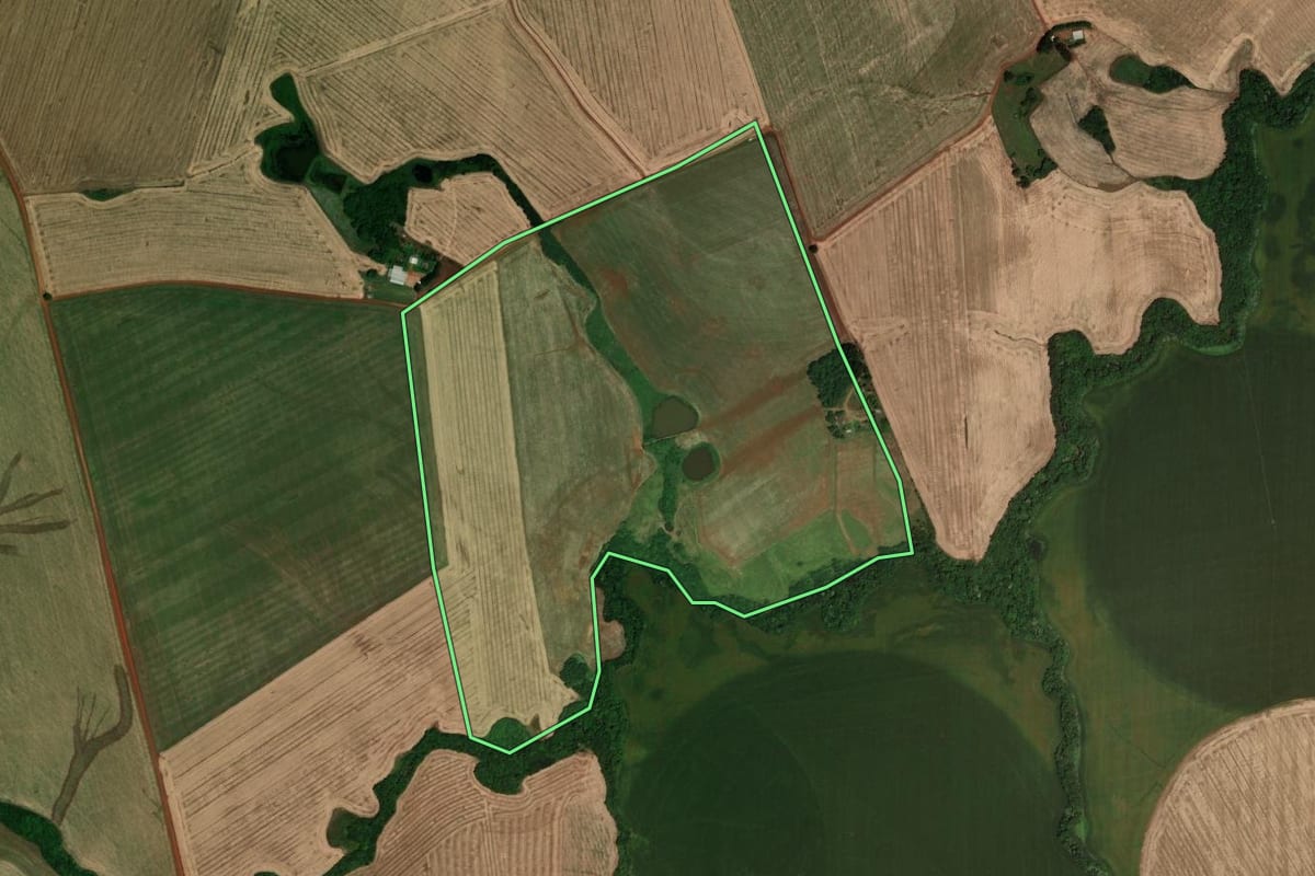 Imagem de satélite do imóvel rural em Santa Bárbara do Sul (RS), com o contorno declarado no CAR desenhado por cima.