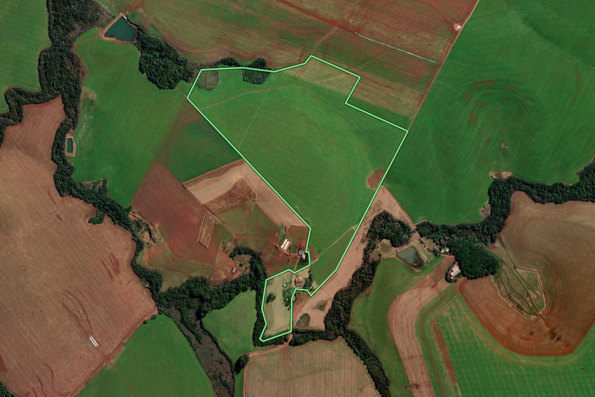 Imagem de satélite do imóvel rural em Santa Bárbara do Sul (RS), com o contorno declarado no CAR desenhado por cima.