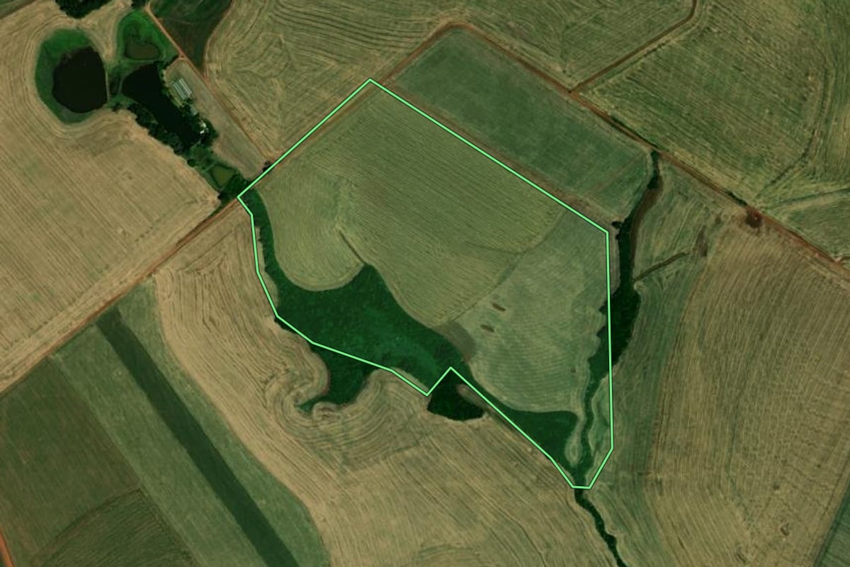 Imagem de satélite do imóvel rural em Santa Bárbara do Sul (RS), com o contorno declarado no CAR desenhado por cima.