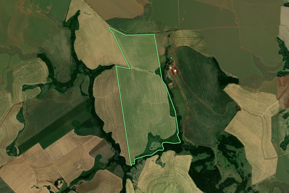 Imagem de satélite do imóvel rural em Santa Bárbara do Sul (RS), com o contorno declarado no CAR desenhado por cima.