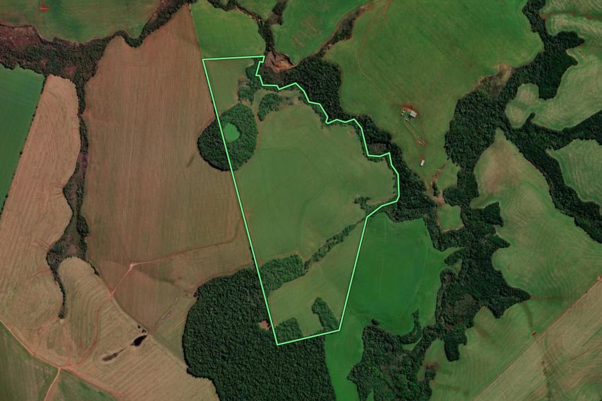 Imagem de satélite do imóvel rural em Santa Bárbara do Sul (RS), com o contorno declarado no CAR desenhado por cima.