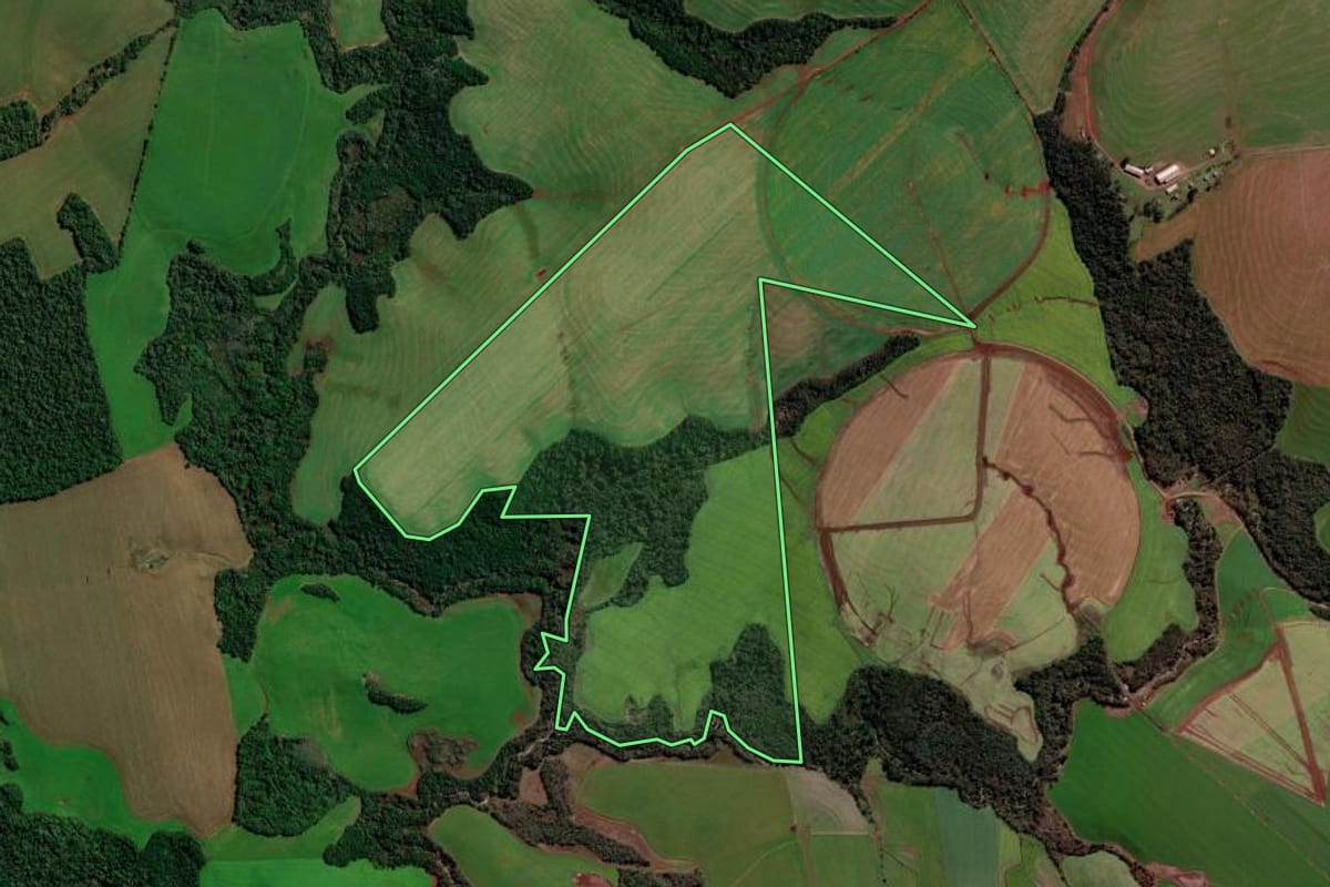 Imagem de satélite do imóvel rural em Santa Bárbara do Sul (RS), com o contorno declarado no CAR desenhado por cima.