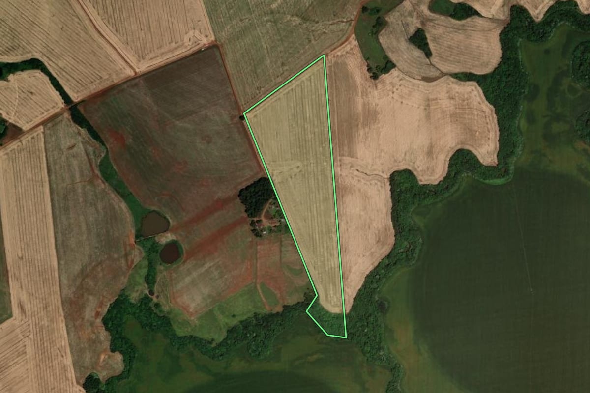 Imagem de satélite do imóvel rural em Santa Bárbara do Sul (RS), com o contorno declarado no CAR desenhado por cima.