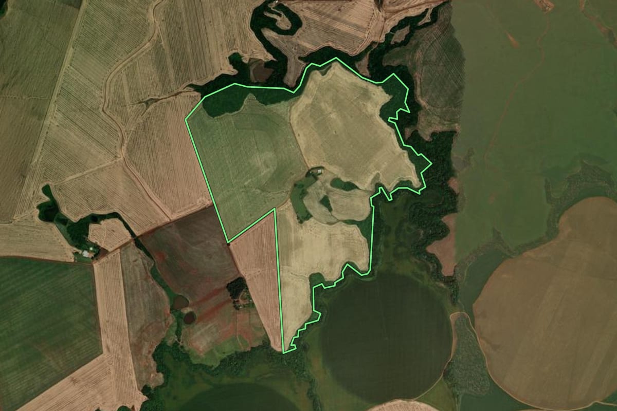 Imagem de satélite do imóvel rural em Santa Bárbara do Sul (RS), com o contorno declarado no CAR desenhado por cima.