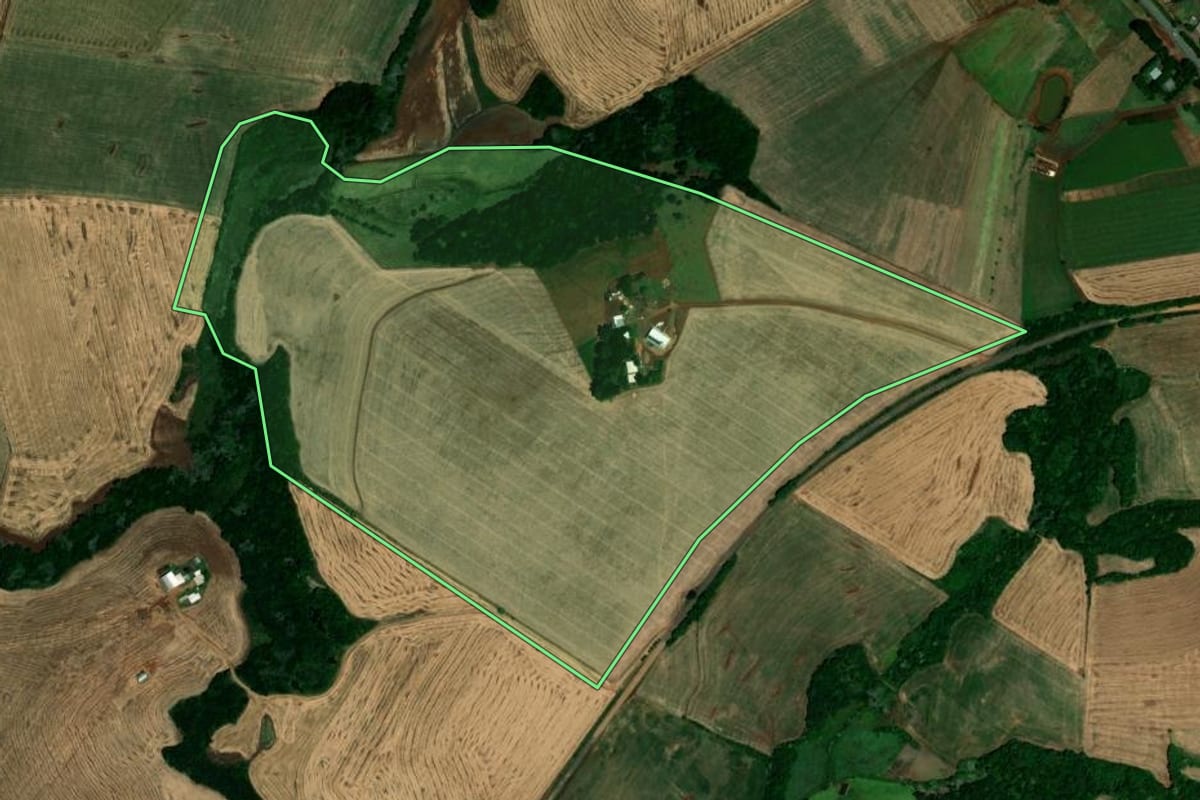 Imagem de satélite do imóvel rural em Santa Bárbara do Sul (RS), com o contorno declarado no CAR desenhado por cima.