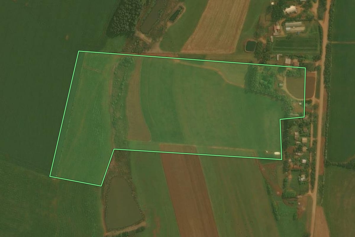 Imagem de satélite do imóvel rural em Santa Bárbara do Sul (RS), com o contorno declarado no CAR desenhado por cima.