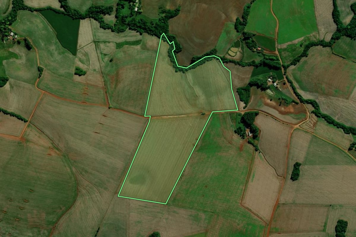 Imagem de satélite do imóvel rural em Santa Bárbara do Sul (RS), com o contorno declarado no CAR desenhado por cima.