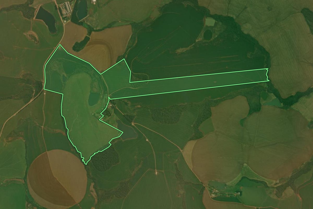 Imagem de satélite do imóvel rural em Santa Bárbara do Sul (RS), com o contorno declarado no CAR desenhado por cima.