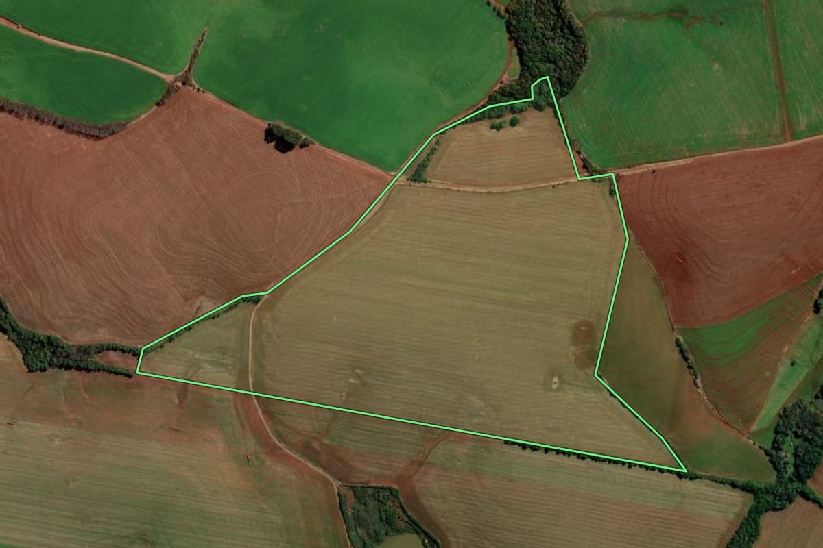 Imagem de satélite do imóvel rural em Santa Bárbara do Sul (RS), com o contorno declarado no CAR desenhado por cima.
