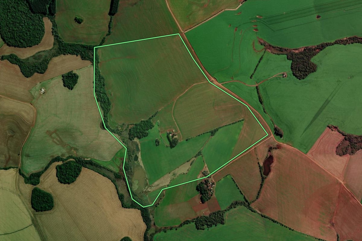 Imagem de satélite do imóvel rural em Santa Bárbara do Sul (RS), com o contorno declarado no CAR desenhado por cima.