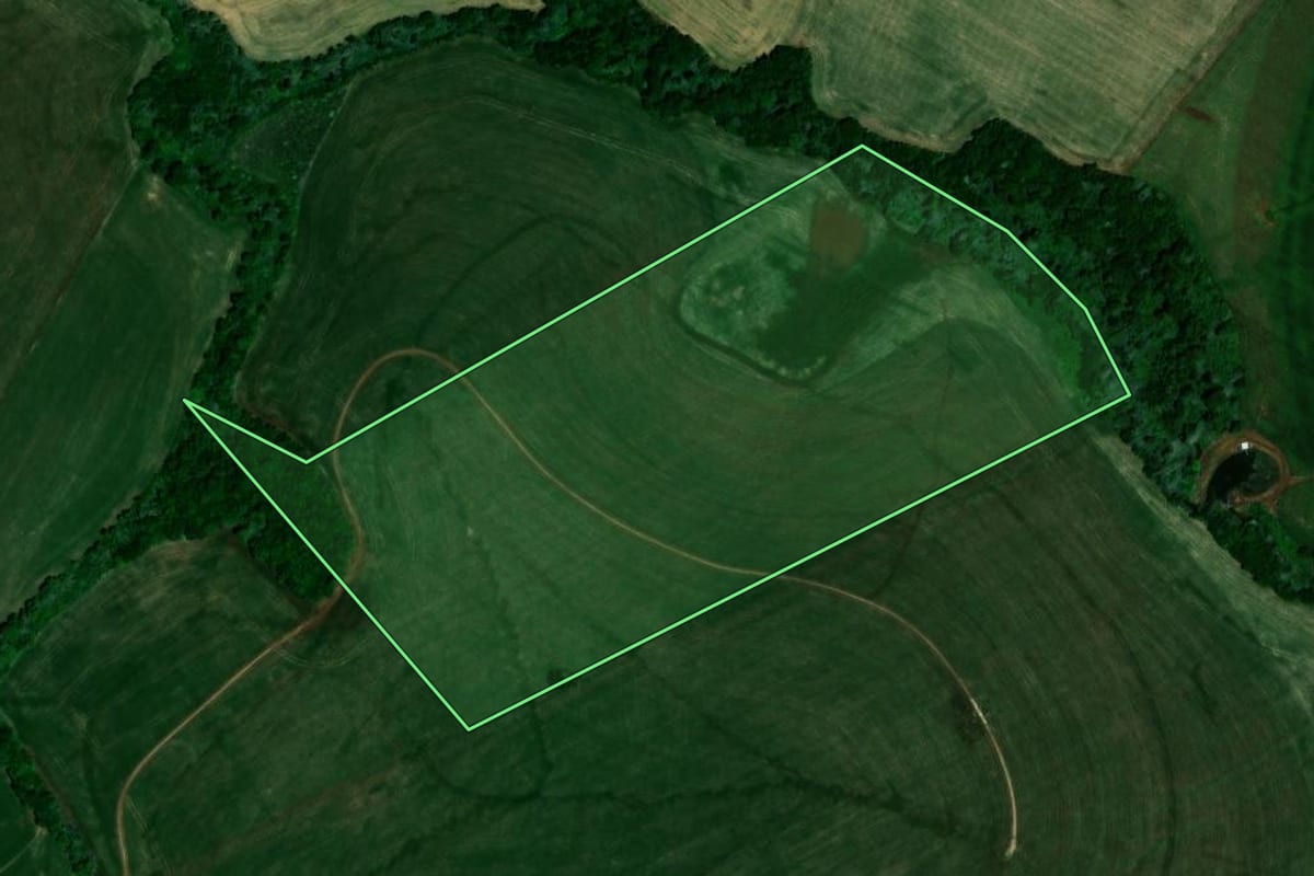 Imagem de satélite do imóvel rural em Santa Bárbara do Sul (RS), com o contorno declarado no CAR desenhado por cima.