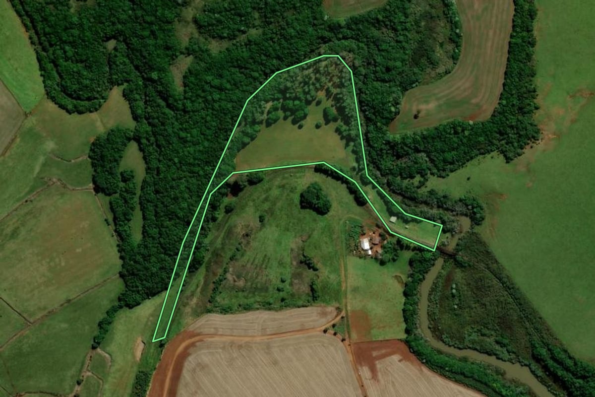 Imagem de satélite do imóvel rural em Santa Bárbara do Sul (RS), com o contorno declarado no CAR desenhado por cima.