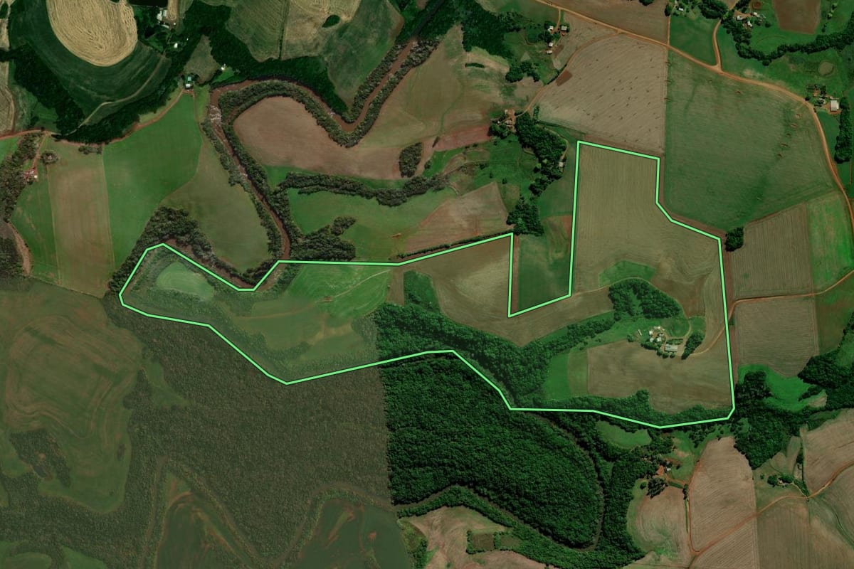 Imagem de satélite do imóvel rural em Santa Bárbara do Sul (RS), com o contorno declarado no CAR desenhado por cima.