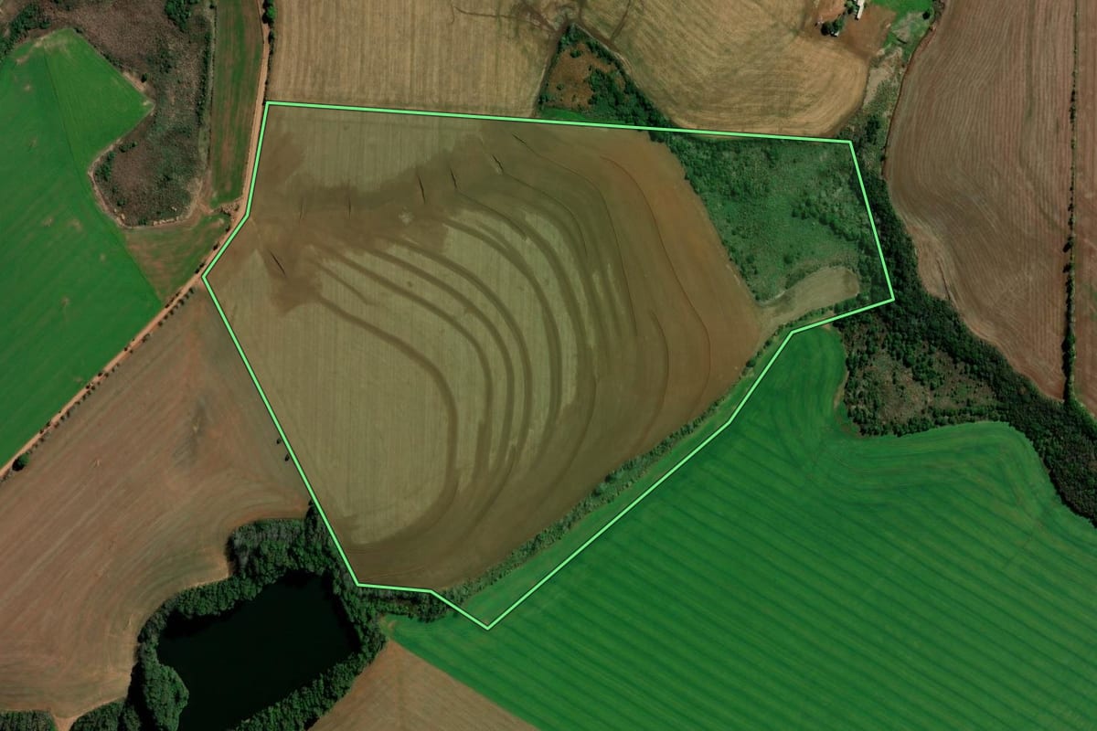 Imagem de satélite do imóvel rural em Santa Bárbara do Sul (RS), com o contorno declarado no CAR desenhado por cima.