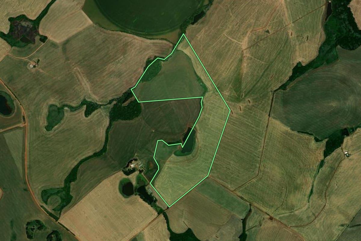 Imagem de satélite do imóvel rural em Santa Bárbara do Sul (RS), com o contorno declarado no CAR desenhado por cima.