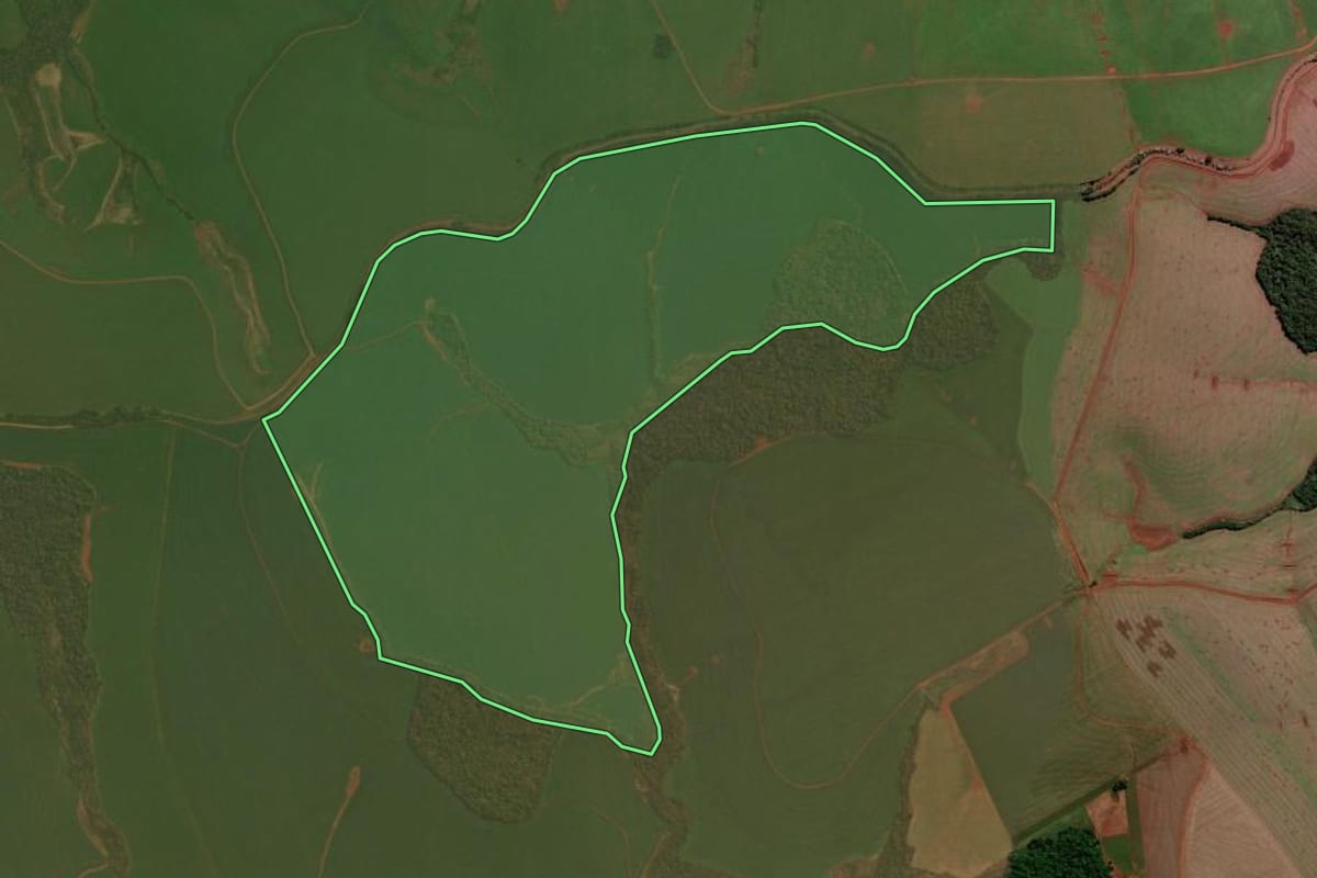Imagem de satélite do imóvel rural em Santa Bárbara do Sul (RS), com o contorno declarado no CAR desenhado por cima.