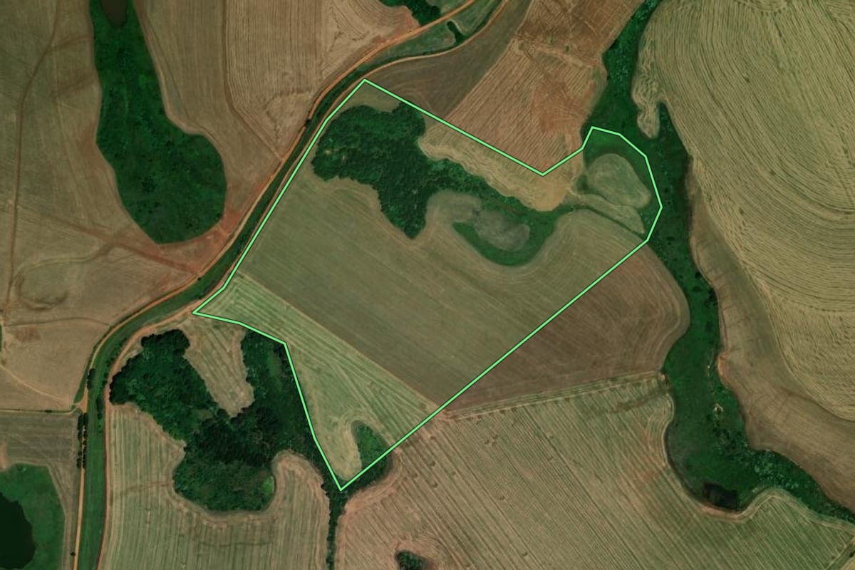 Imagem de satélite do imóvel rural em Santa Bárbara do Sul (RS), com o contorno declarado no CAR desenhado por cima.