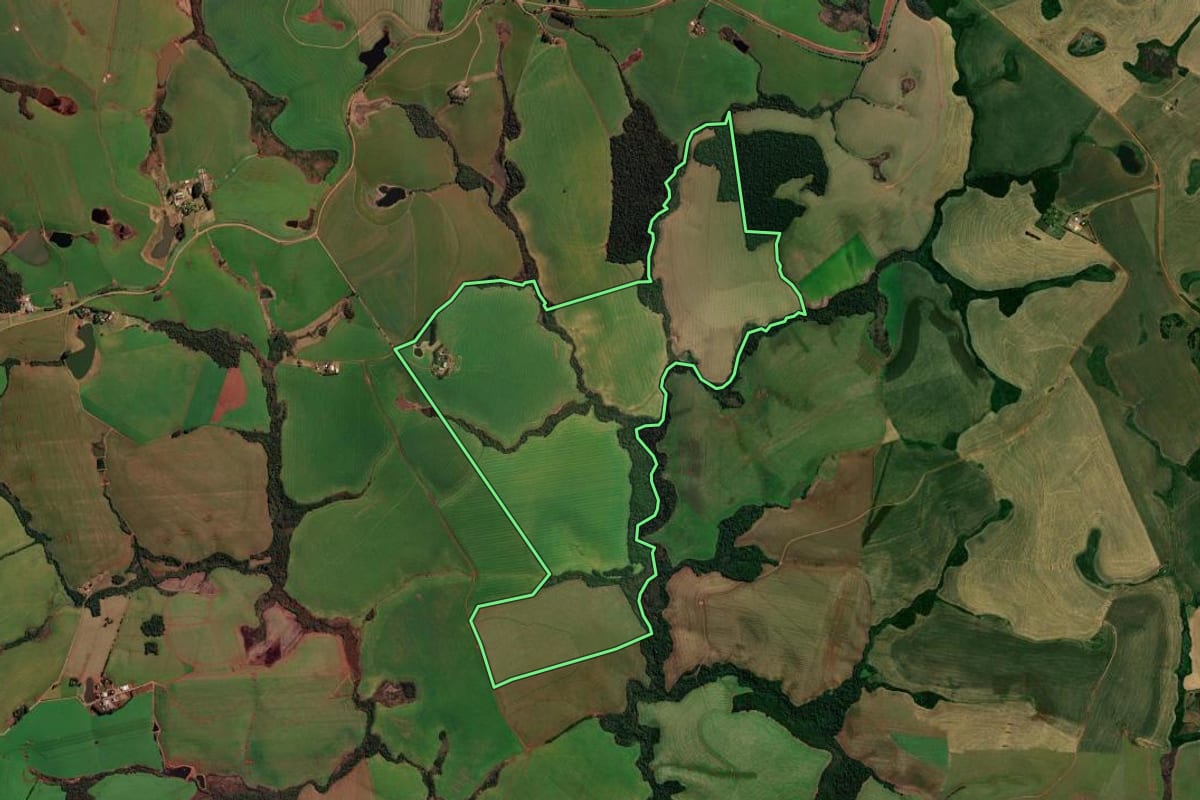 Imagem de satélite do imóvel rural em Santa Bárbara do Sul (RS), com o contorno declarado no CAR desenhado por cima.