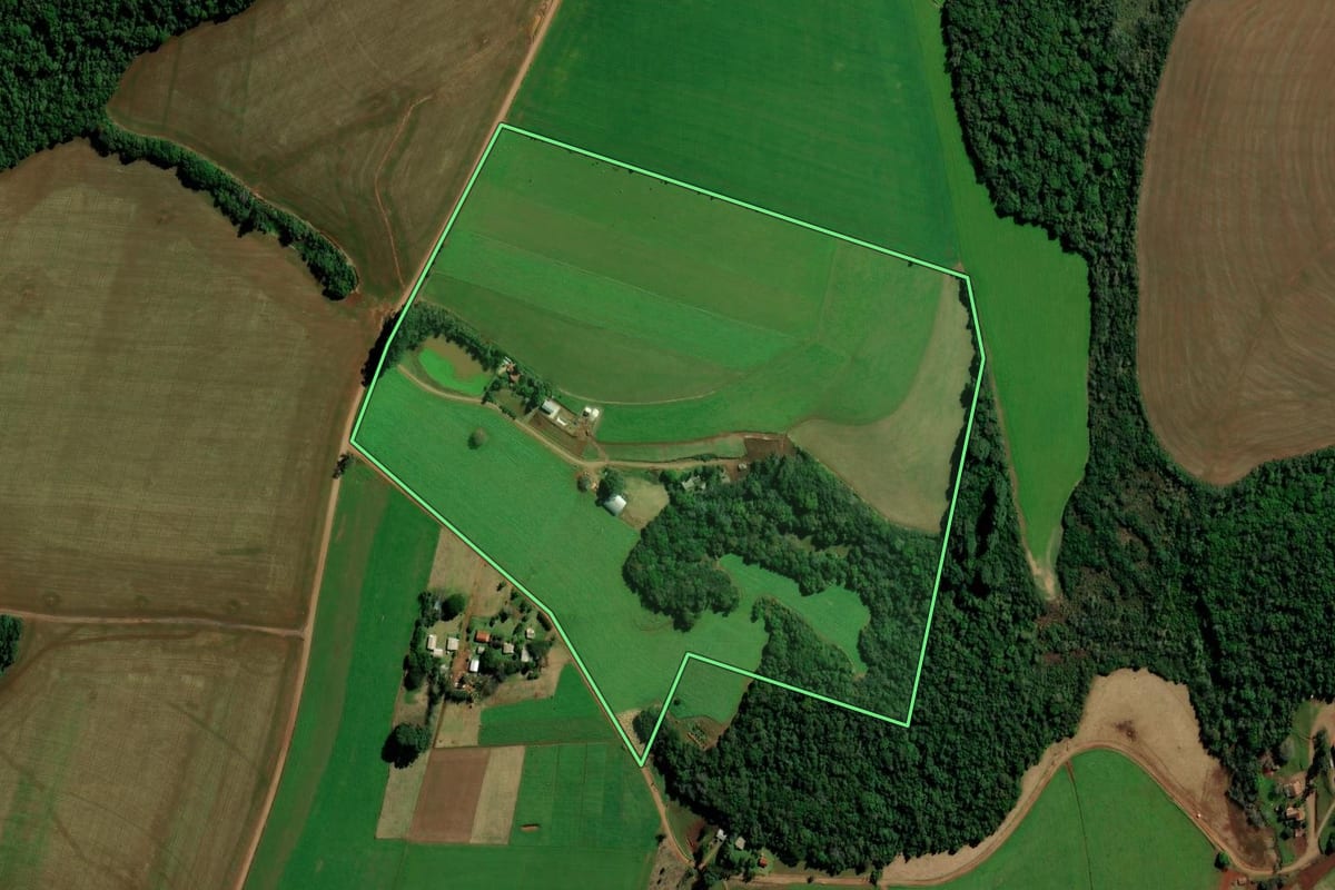 Imagem de satélite do imóvel rural em Santa Bárbara do Sul (RS), com o contorno declarado no CAR desenhado por cima.